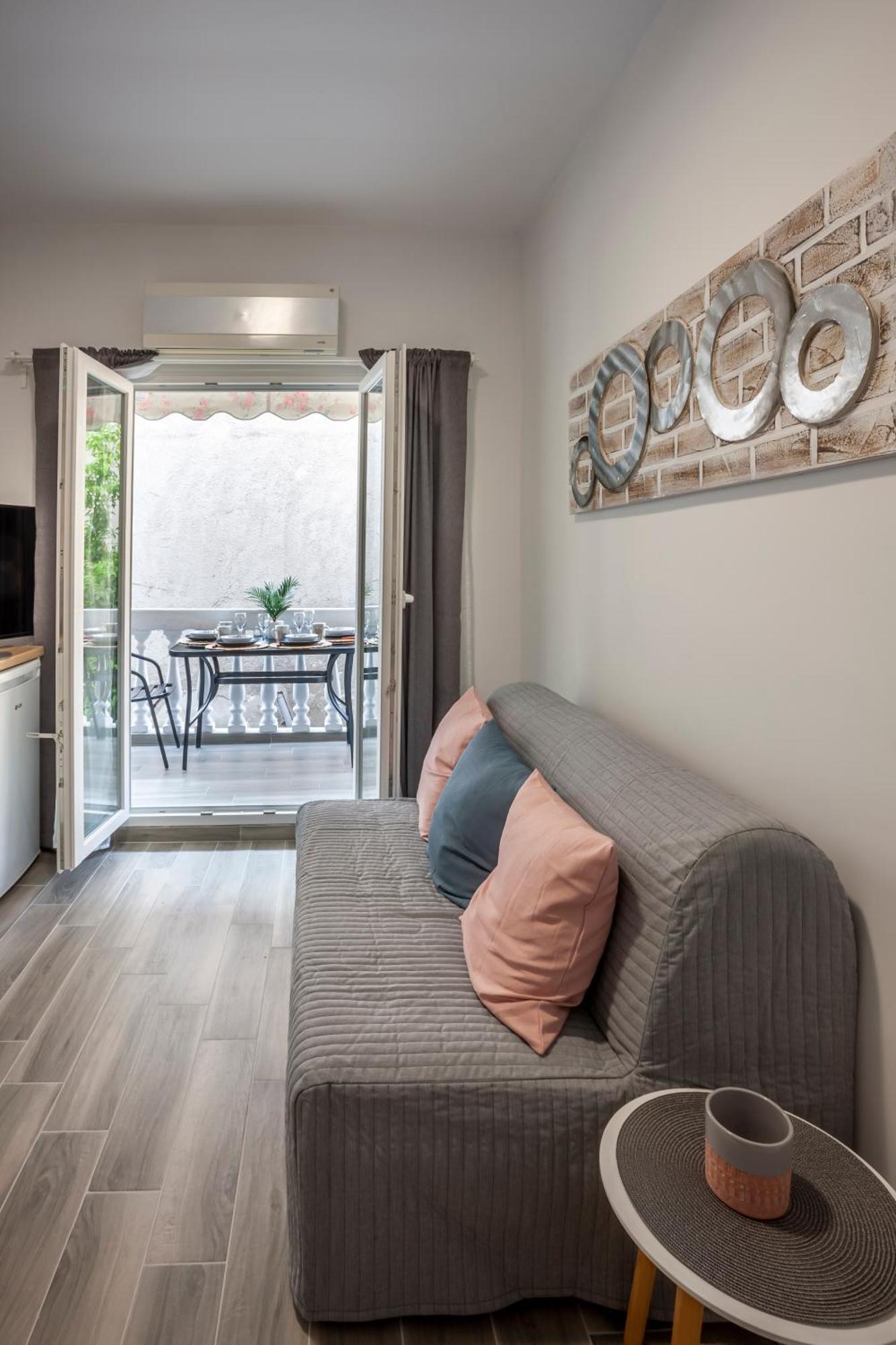 Flamingo Deluxe Studio Apartment